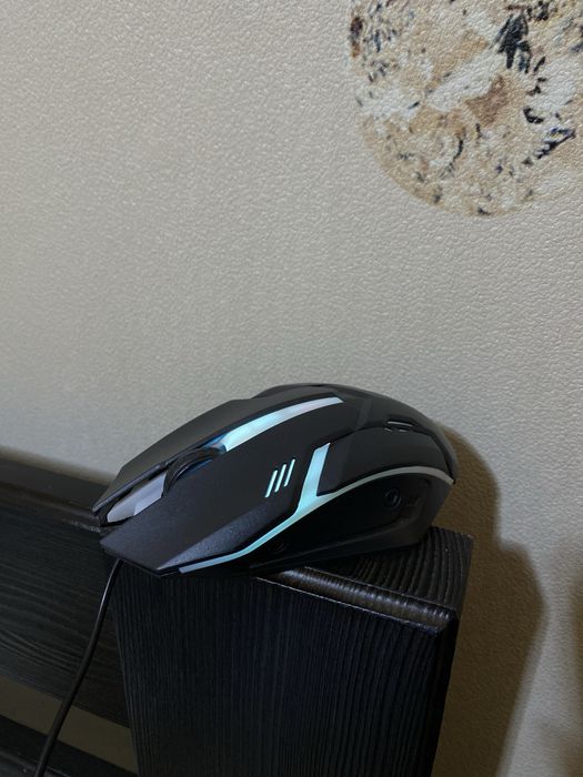 Компʼютерна ігрова миша з підсвічуванням