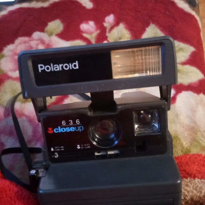 Вінтажна камера миттєвого друку Polaroid 636 Closeup. 
Модель: Polaroid 636 Closeup.
Особливості: Вбудований спалах, фіксований фокус, використовує