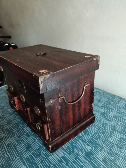 Pequeno baú antigo