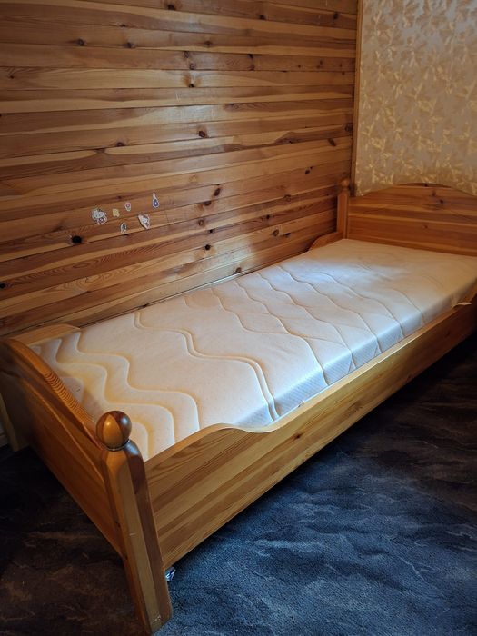 Łóżko z litego drewna