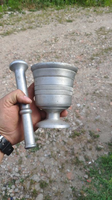 stary aluminiowy moździerz