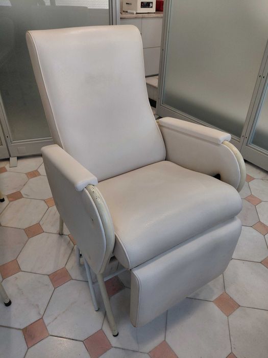 Estética - 2 cadeiras e 2 marquesas - em pele verdadeira