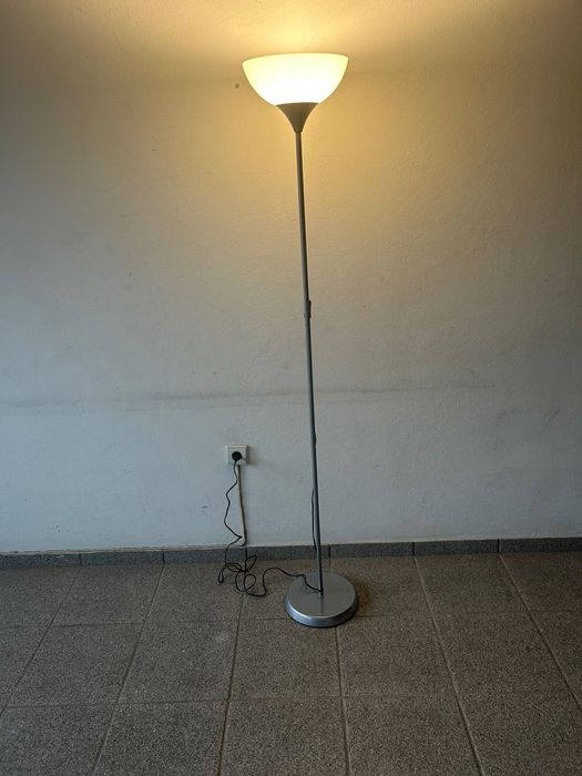 Candeeiro de pé alto