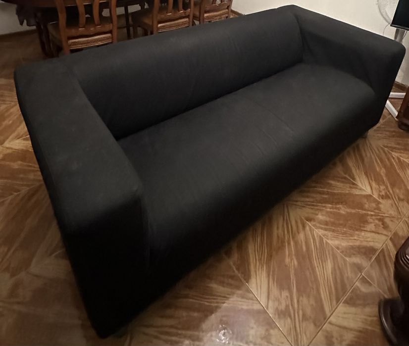 Sofá branco com capa preta