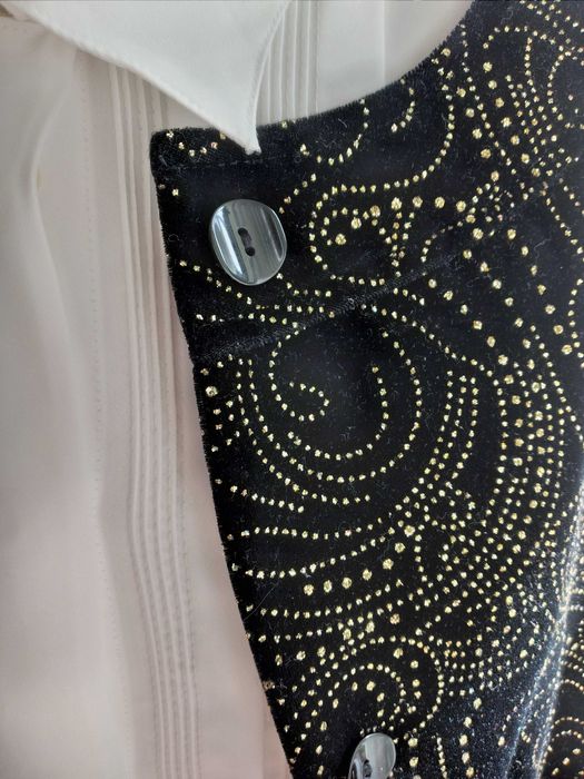 Elegancki czarny żakiet haftowany złotą nitką STRETCH Collection R44