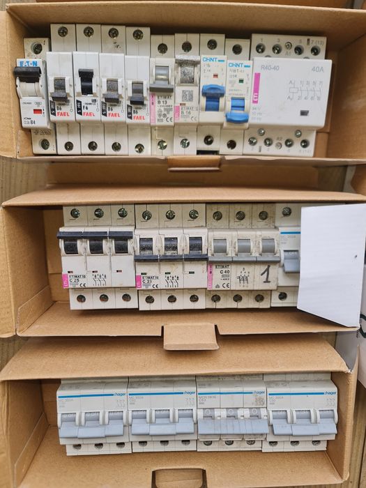 zestaw osprzętu elektroinstalacyjnego
