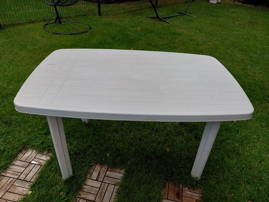 Stół ogrodowy plastikowy