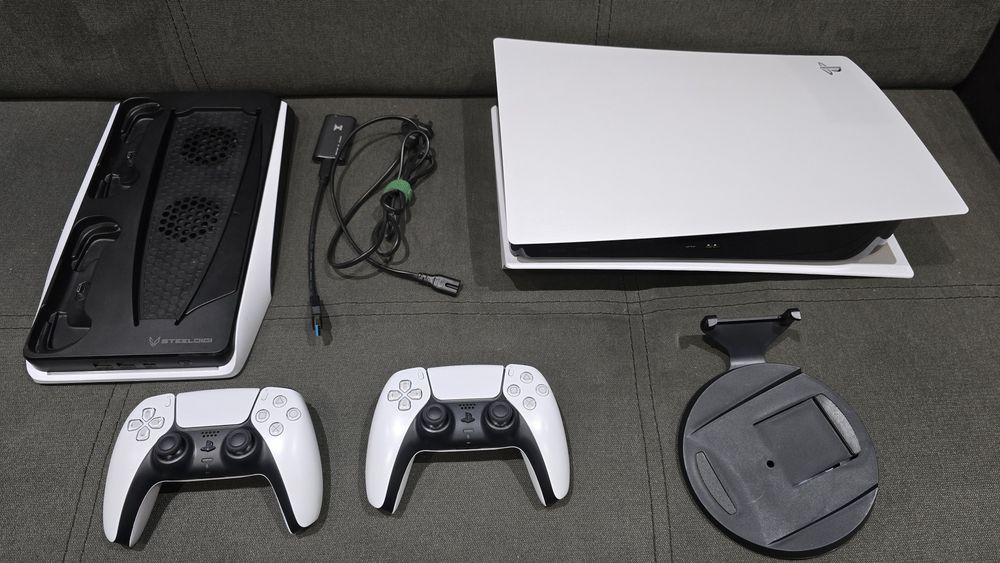 Playstation 5 slim CFI-1016A tzw. generacja Fat z wbudowanym napędem dysków Blu-ray