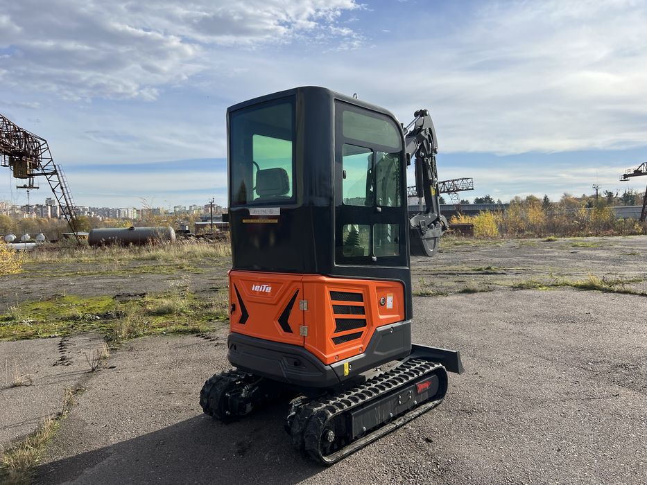 2-ох тонний гусеничний міні екскаватор з кабіною LeiTe LT1020 CAB