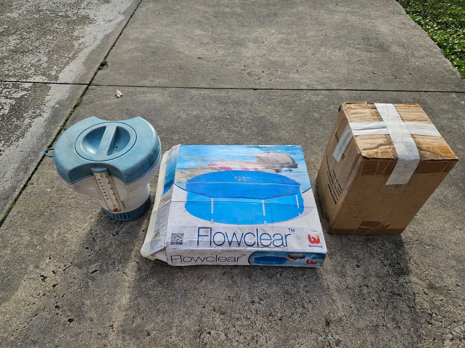 Piscina Bestway c/ relva artificial, cobertura, filtro e químicos