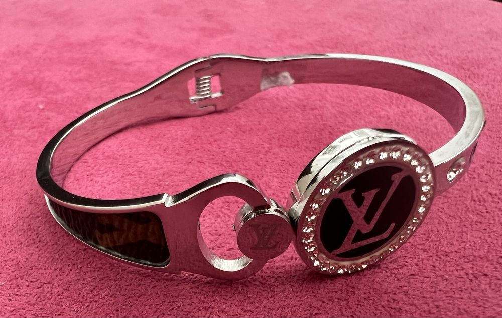 Linda pulseira prateada com detalhes