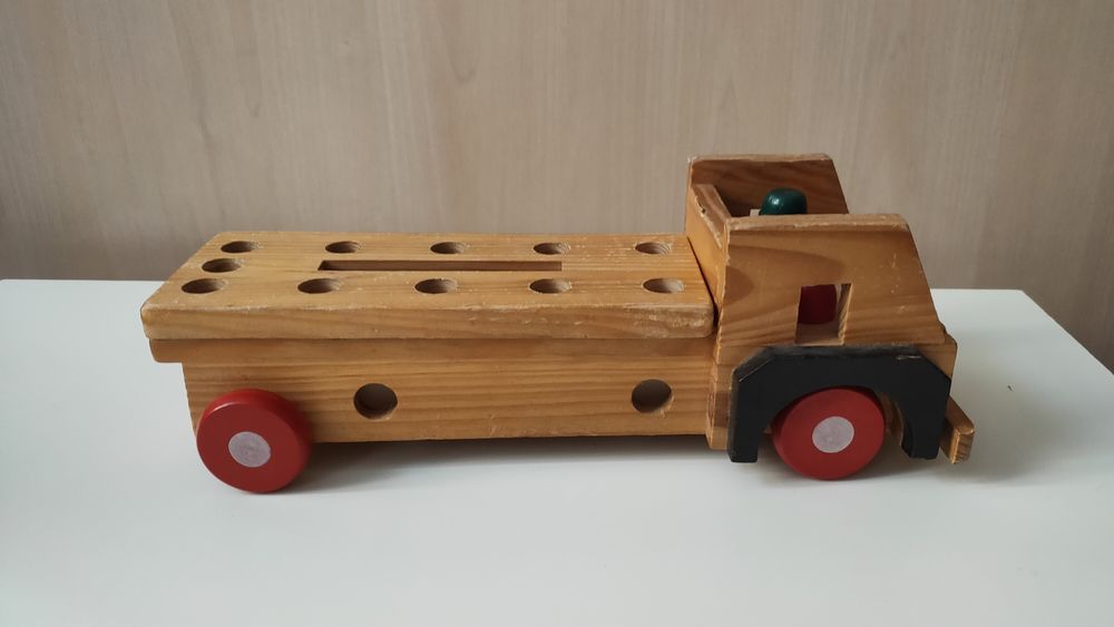 Stare drewniane auto ciężarowe