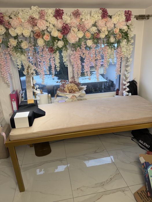 Stalowe złote łóżko do rzęs z materacem i poduszką