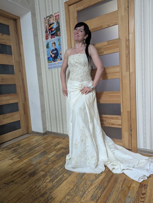 Продам весільну сукню випускний