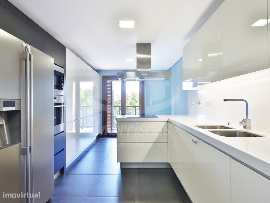 Apartamento T3 com box no Condomínio Blue Garden, em Sacavém
