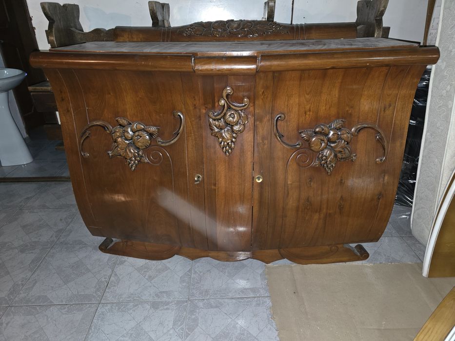 Vendo Aparador em Madeira Maciça  (Cereijeira)