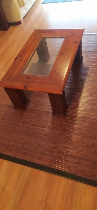 Mesa de centro com tampo de vidro