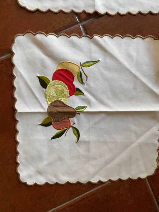 napron quadrado antigo com frutas