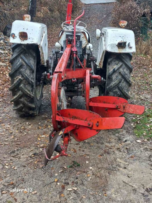 Продам 2-х корпусний плуг Massey-Ferguson 2по30