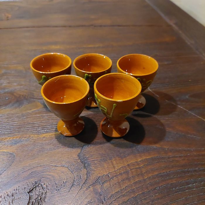 Copinhos em barro ou em vidro