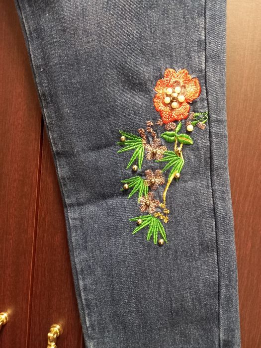 Нові сині  джинси з вишивкою