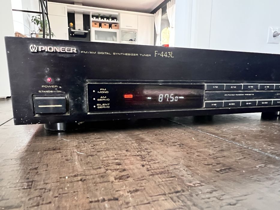 Tuner PIONEER AM/FM Digital Synthesizer.Model F-443L