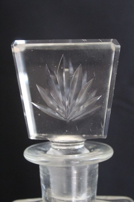 Garrafa de cristal vintage, anos 60, lapidada, gravada à mão.