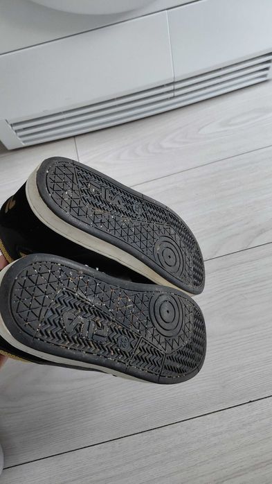 Продам кроссовки Fila 32