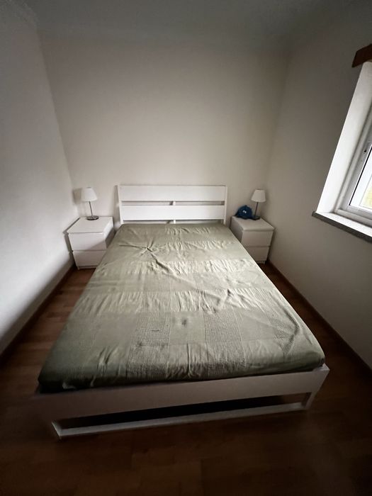 Cama, colção e mesas de cabeceira