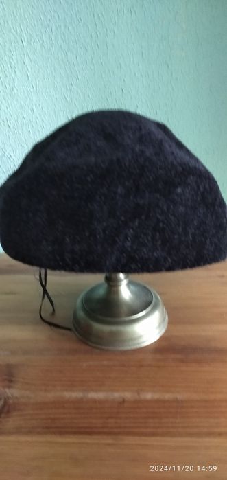Ciepły beret damski.