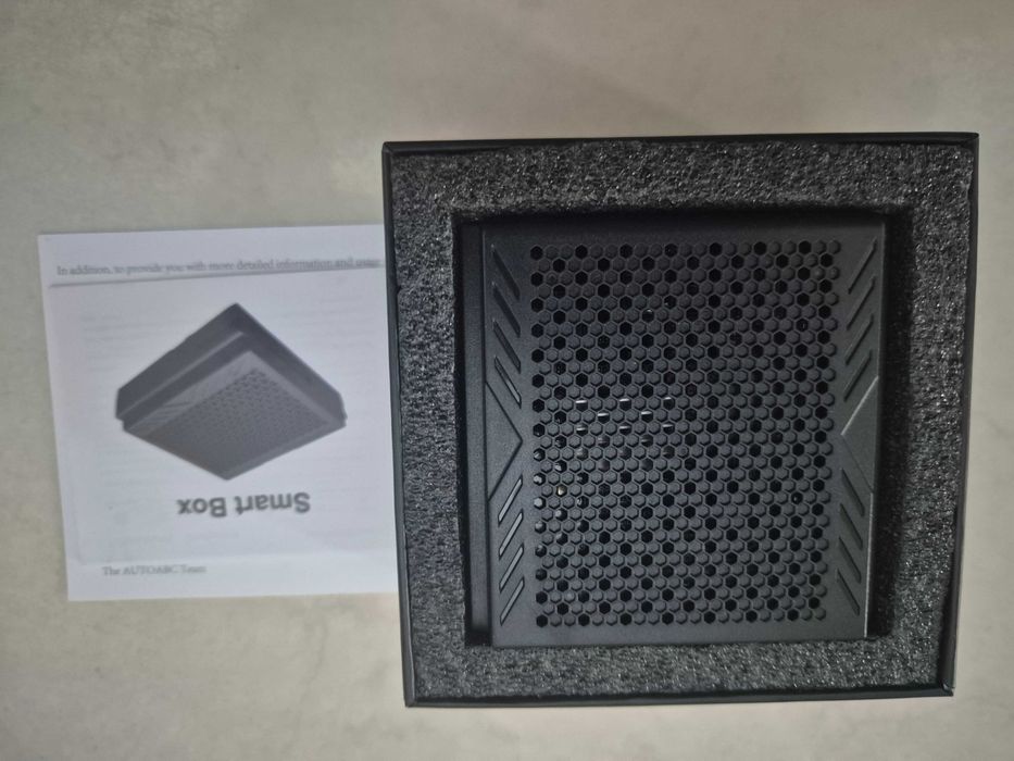 AutoABC Smart Box który  dodaje funkcję bezprzewodowego Apple CarPlay i Android Auto