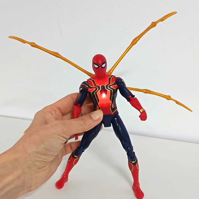 Figura de ação do Homem-Aranha de Ferro dos Vingadores da Marvel