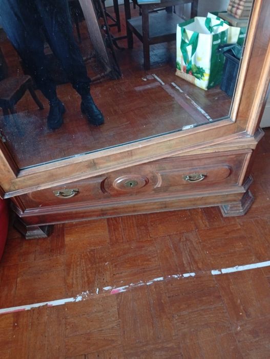 Guarda roupa em madeira antiga envernizado