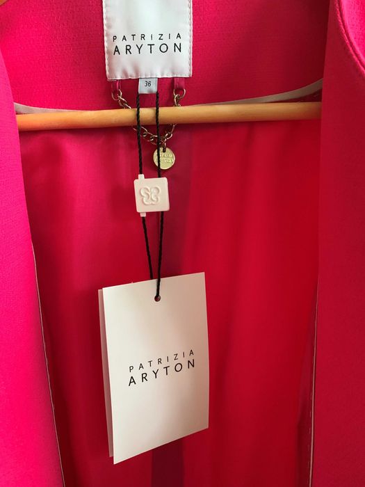 Elegancki krótki płaszcz nowy w kolorze różowym PATRYZIA ARYTON