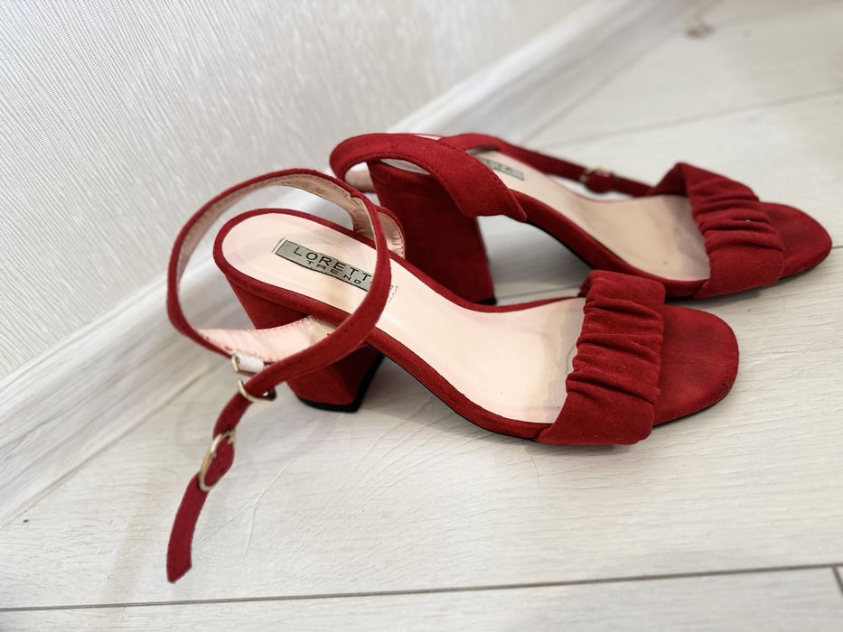 Жіночі босоніжки червоного кольору