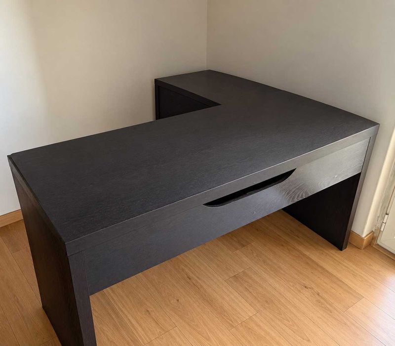 Secretaria com lateral extensiva. Cor preta, em bom estado. Valor  original no Ikea 179€. Valor para venda 80€