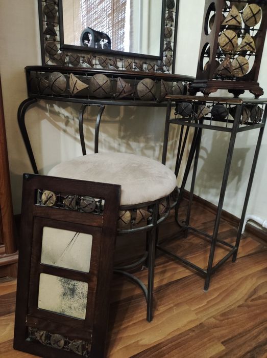 Мебель для спальни, столик, пуф, зеркало, подставка для цветов .