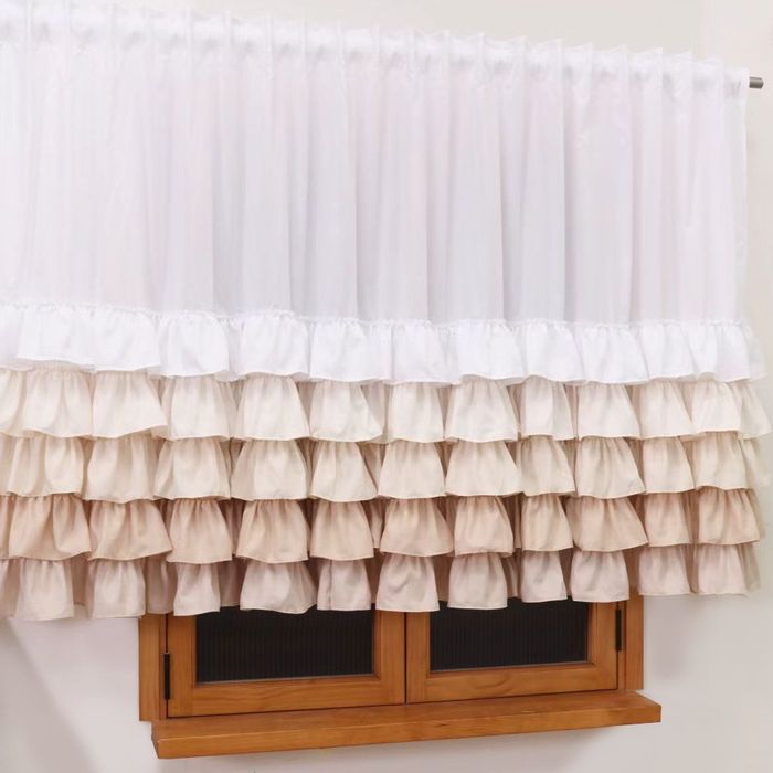 Firana krótka biało beżowymi falbanami