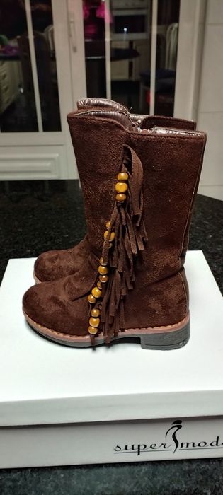 Botas de cano alto com aplicações
