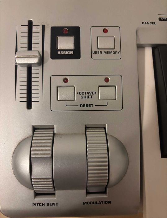 Controlador MIDI Behringer UMX49