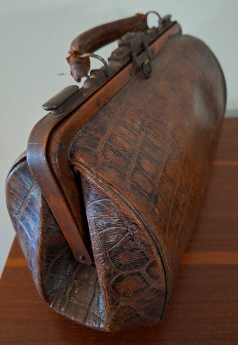 Mala antiga de médico em pele