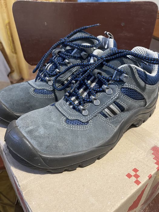 Взуття шкіряне кросівки міцні