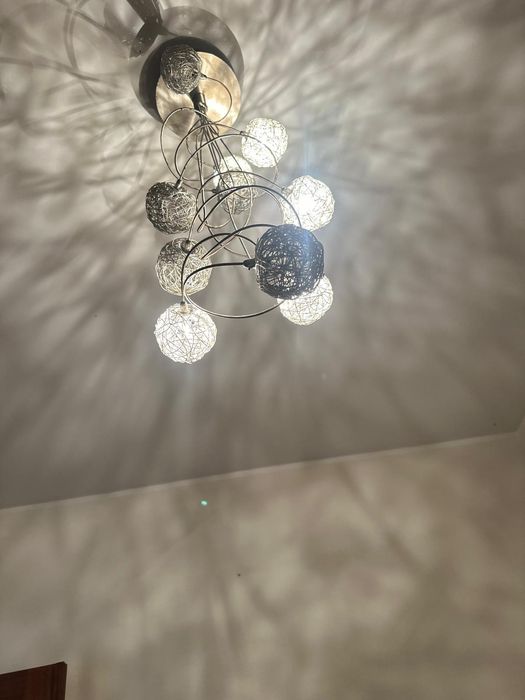 Três  candeeiros de teto