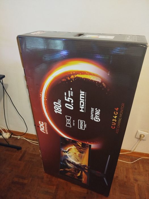 Monitor Curvo AOC e Monitor plano ASUS