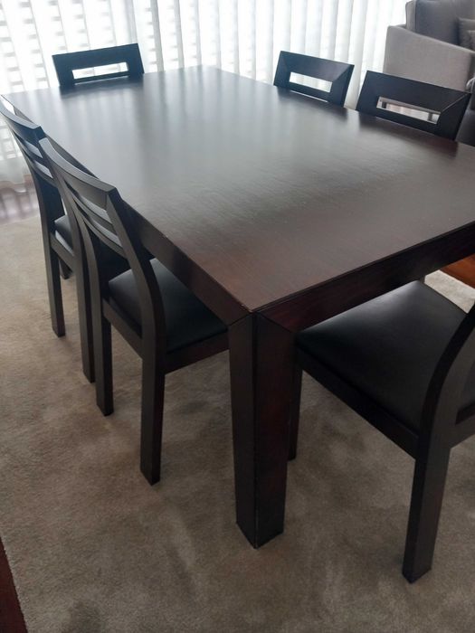 Mesa de jantar e cadeiras