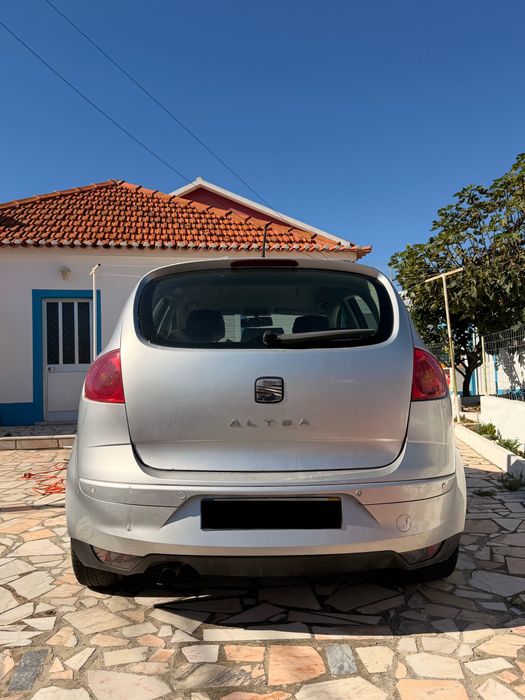 Um carro Seat Altea 2010