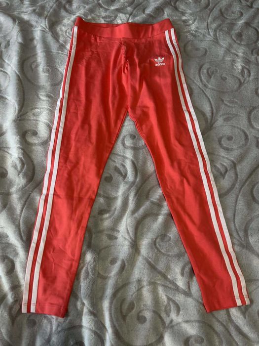 Jaskraworóżowe spodnie dresowe joggery adidas All Szn Fleece neon fuksja S
