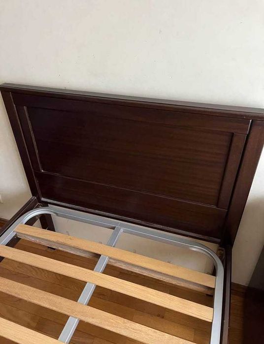 Estrutura de Cama + Mesa de Cabeceira - Madeira Maciça Escura