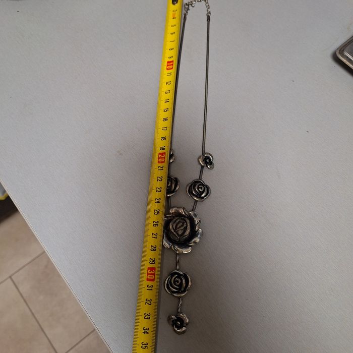 Naszyjnik z różami piekny wygląda jak oksydowane srebro