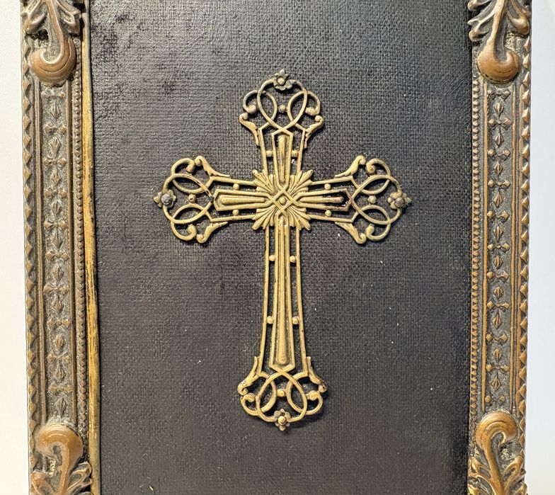 Antiga imagem de cruz filigrana em latão emoldurada